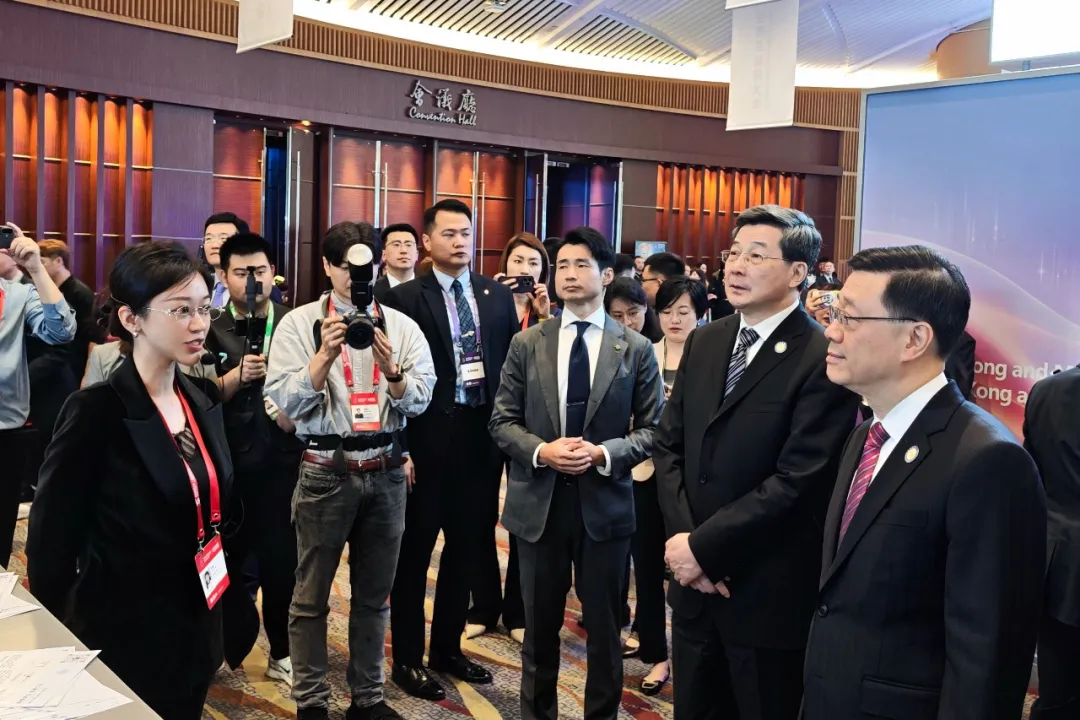 香港特首李家超一行蒞臨世界互聯(lián)網(wǎng)大會亞太峰會明略科技展臺交流，共話AI賦能產(chǎn)業(yè)發(fā)展